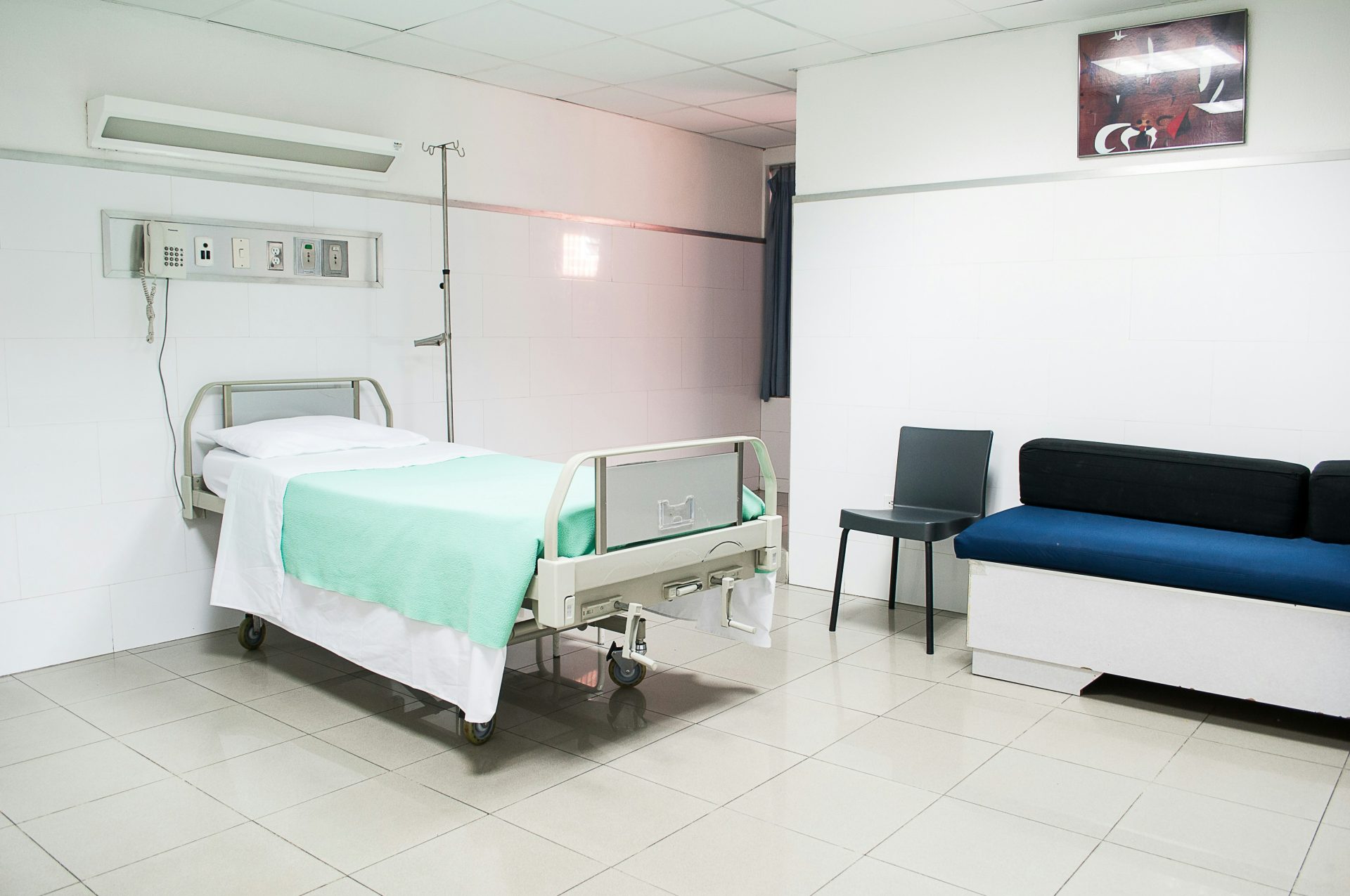 cama de hospital cerca del sofá